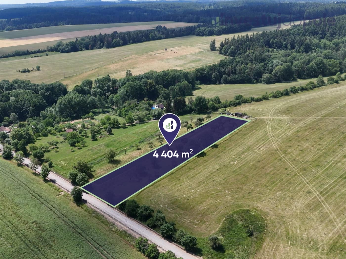 Letecký snímek pozemku s vyznačenou hranicí parcely